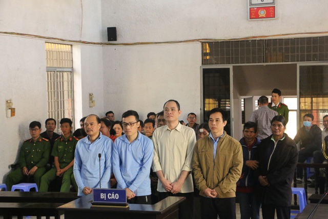 Các bị cáo nguyên là cán bộ xã Cư Elang tại phiên tòa