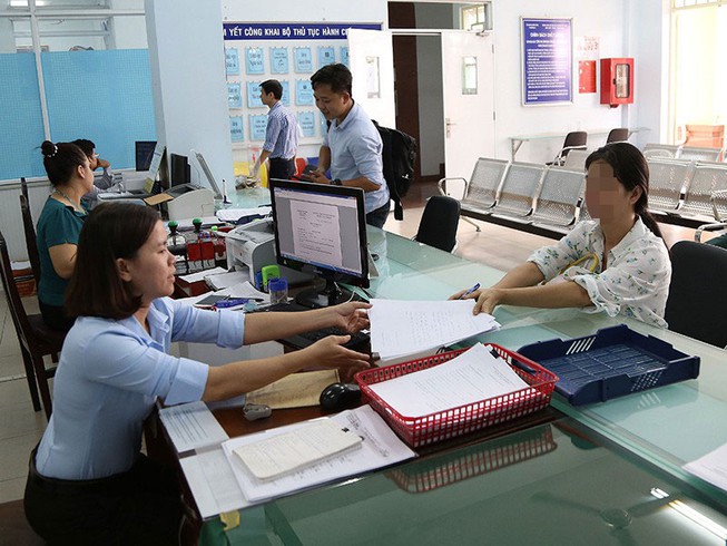 Người dân đến UBND phường 4, quận Tân Bình, TP.HCM làm thủ tục đăng ký hộ tịch