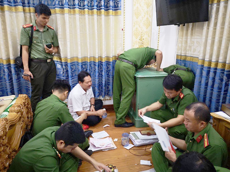 Công an khám xét, thu giữ nhiều giấy tờ, tài liệu liên quan tại nhà bị can Lê Thái Thiện
