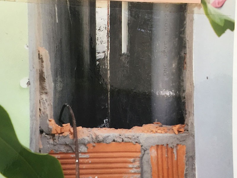 Khoảng hở giữa nhà nguyên đơn và bị đơn trên giấy là 0,7 m nhưng thực tế chỉ còn 0,3 m