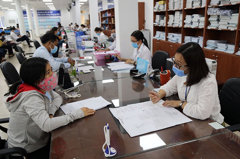 Cán bộ giải quyết thủ tục hành chính cho người dân tại Bộ phận tiếp nhận và trả kết quả khu vực 3, TP Thủ Đức, TP.HCM.