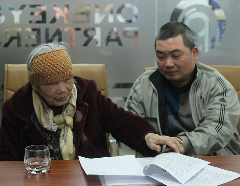 Cụ Nguyễn Thị May (trái) cùng hai con kiện VKS Quân sự Quân khu 1 để đòi xin lỗi công khai và bồi thường oan