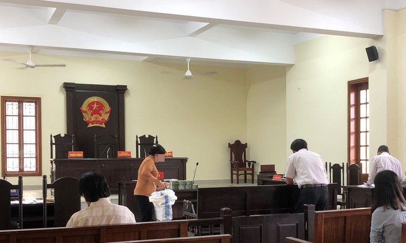 Đương sự mang bao tiền hơn 6,5 tỉ đồng đến tòa chia thừa kế